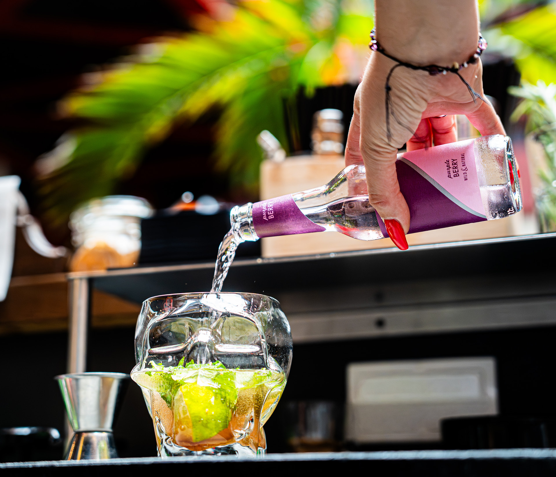 Getränk wird zubereitet an der Clocktower Bar